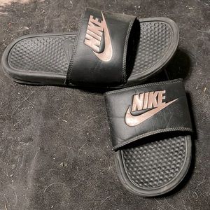 Black and rose gold Nike slides size : 9